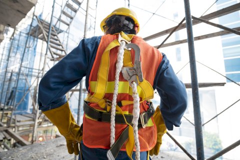 Travail en hauteur et port du harnais